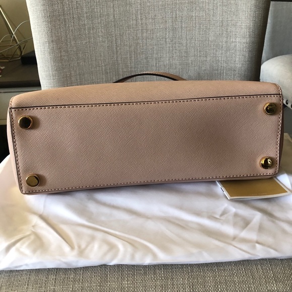 SOLD! NWT Michael kors Ava satchel medium - Picture 3 of 10